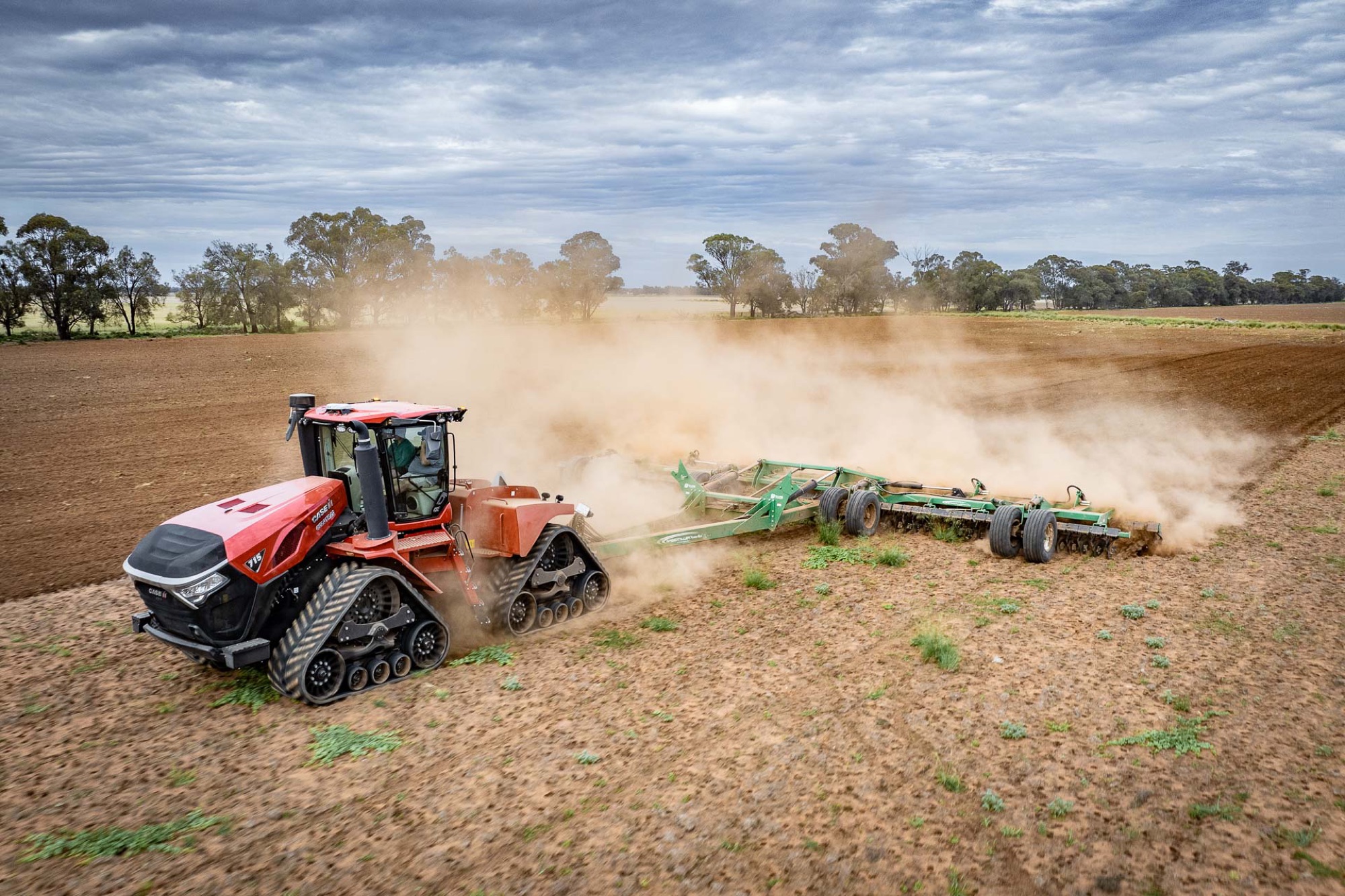 Case IH Steiger 715 pulling a Speedtiller through dust