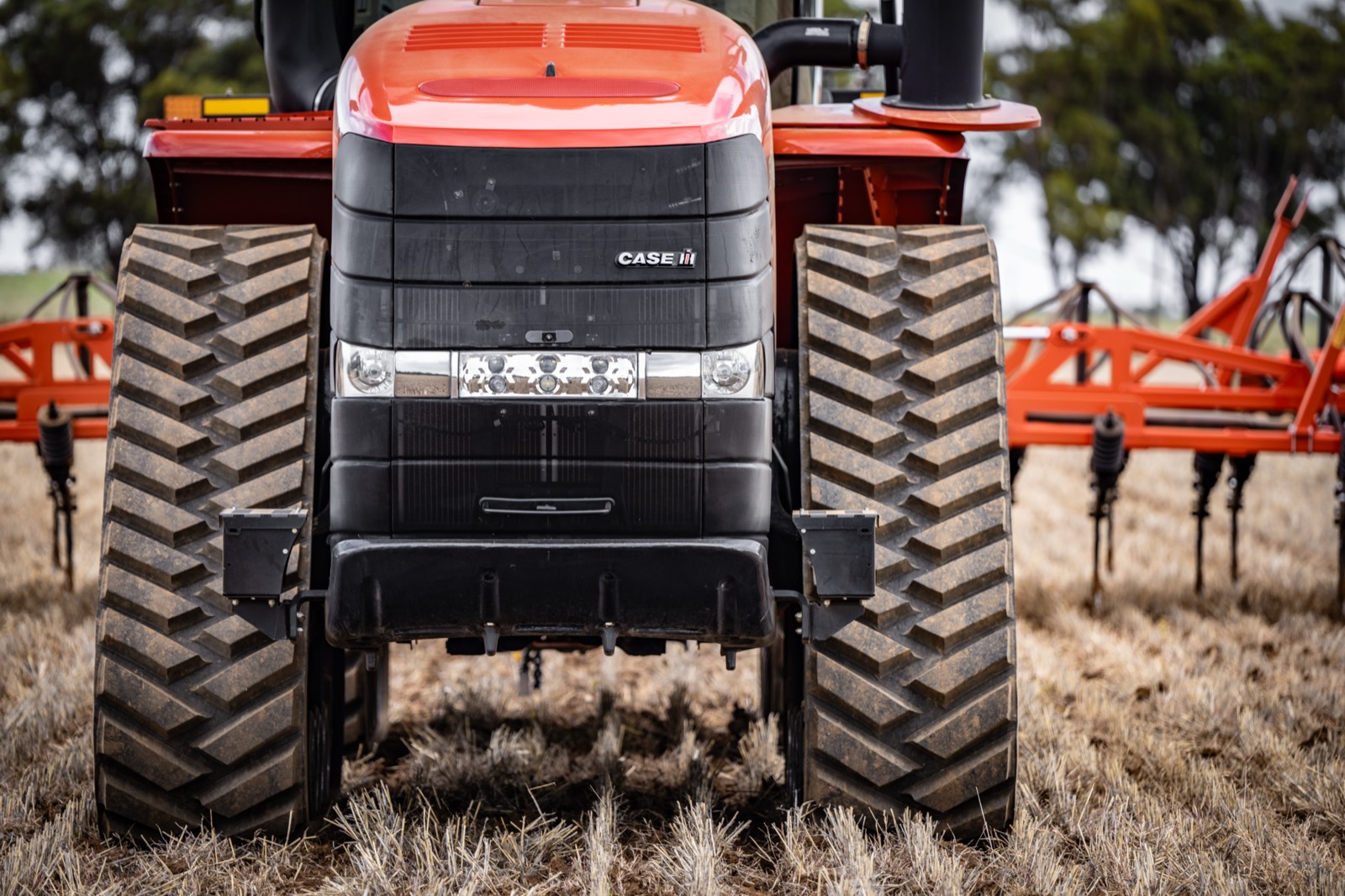 Case IH Steiger Quadtrac pulling a Speedtiller through dust